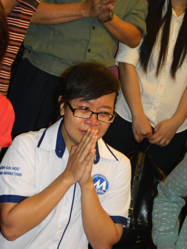 Một sinh viên trường ĐH Tài chính Marketing cầu nguyện trước vong linh đại tướng