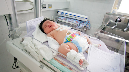 Bé gái nặng 6kg đang được chăm sóc tại phòng hồi sức sơ sinh - Ảnh: Tiến Thành