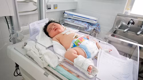 Bé gái nặng 6kg đang được chăm sóc tại phòng hồi sức sơ sinh - Ảnh: Tiến Thành