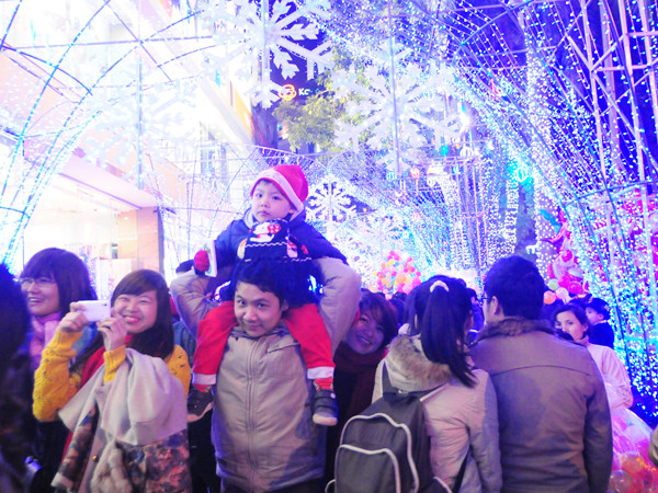 Ánh mắt của các em toát lên sự háo hức, tò mò, thích thú khám phá thế giới xung quanh trong ngày Giáng sinh với những chú tuần lộc, ông già Noel, công chúa Tuyết. Những cảnh tượng trang trí đẹp mắt, lộng lẫy như thiên đường