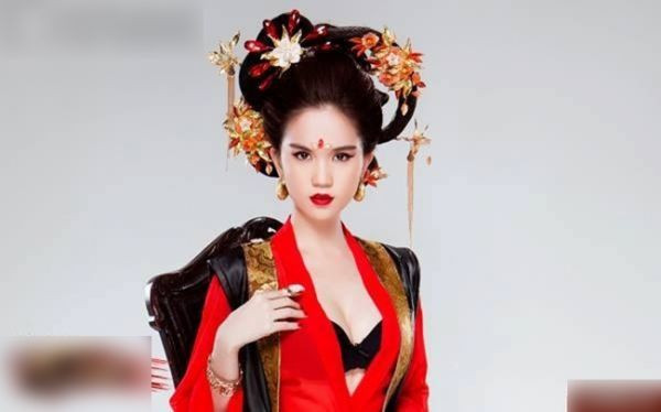 'Chèn ép' vòng một, Ngọc Trinh bị chỉ trích khi hóa Võ Tắc Thiên ảnh 3