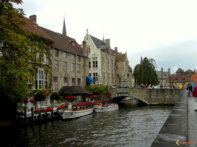 Cuộc sống của người dân gắn liền với các dòng kênh trong mát