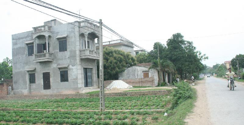 Một số khu đất ruộng được giao trái thẩm quyền đã được xây nhà ở. Một số khu đất ruộng được giao trái thẩm quyền đã được xây nhà ở