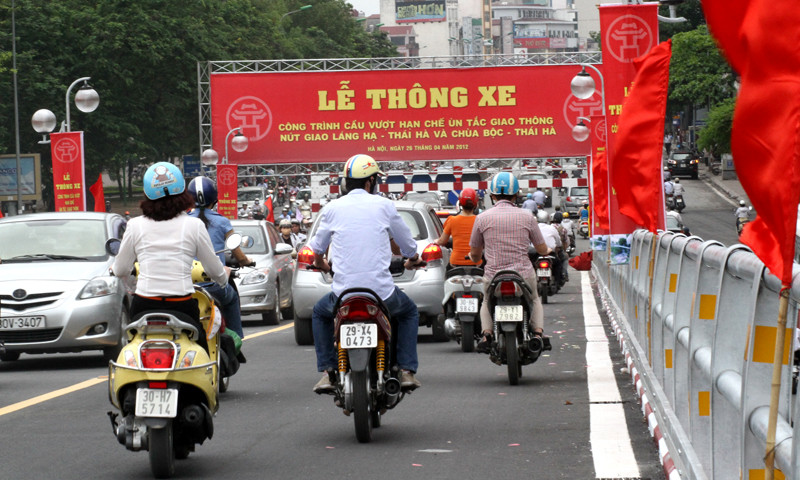 Từ sáng sớm, sau lễ thông xe diễn ra nhanh gọn, phương tiện của nhân dân đã lăn đều qua cầu