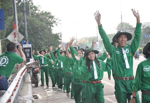 Hơn 300 tình nguyện viên đi bộ từ công viên Tuổi Trẻ(đường Võ Thị Sáu) đến lăng Bác để làm lễ xuất quân