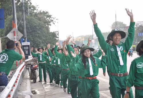 Hơn 300 tình nguyện viên đi bộ từ công viên Tuổi Trẻ(đường Võ Thị Sáu) đến lăng Bác để làm lễ xuất quân