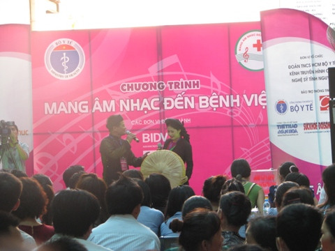 Những làn điệu quan họ ngọt ngào như ru lòng bệnh nhân, khiến họ trở nên lạc quan, yêu đời