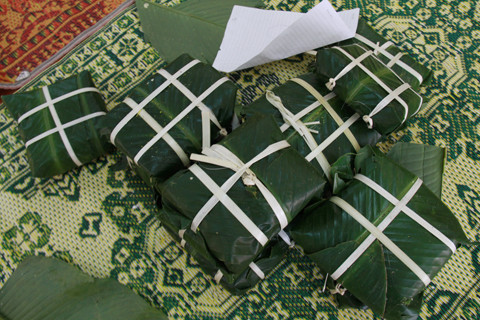 Sản phẩm của các bạn trẻ. Bánh này sẽ được chấm điểm, sau đó mang đi luộc. Khi bánh chín, chính các em học sinh sẽ được ăn bánh do mình làm ra. Ảnh: Trường Phong