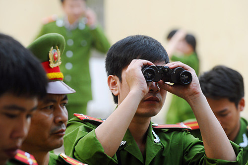 Các đồng đội tới cổ vũ và dõi theo điểm số trên bia qua ống nhòm