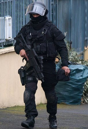 Cuộc bao vây bước sang ngày thứ hai, cảnh sát vũ trang tiếp tục theo dõi tình hình