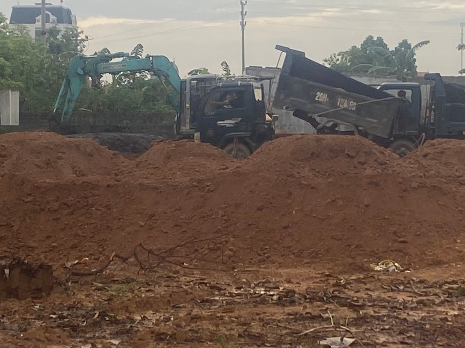 Những ngày qua, dù Hà Nội có mưa nhưng nhà thầu vẫn thi công các hạng mục công trình dự án nhà TĐC ở Thường Tín để đảm bảo tiến độ.