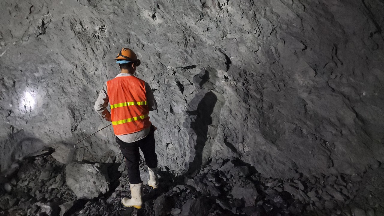 Bên trong hầm, công nhân đang miệt mài thi công. Người thì bơm bê tông, người kiểm tra địa chất, người lái máy khoan đá. Bên trong hầm, công nhân đang miệt mài thi công. Người thì bơm bê tông, người kiểm tra địa chất, người lái máy khoan đá.