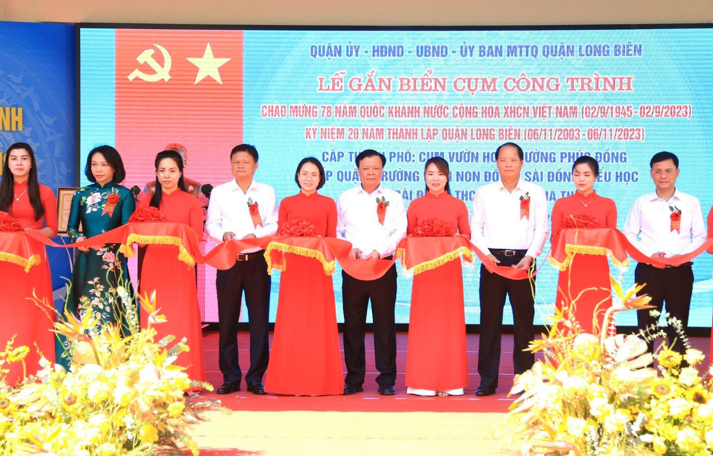 Lãnh đạo thành phố và quận Long Biên cắt băng khánh thành 6 công trình văn hóa - xã hội. Lãnh đạo thành phố và quận Long Biên cắt băng khánh thành 6 công trình văn hóa - xã hội.