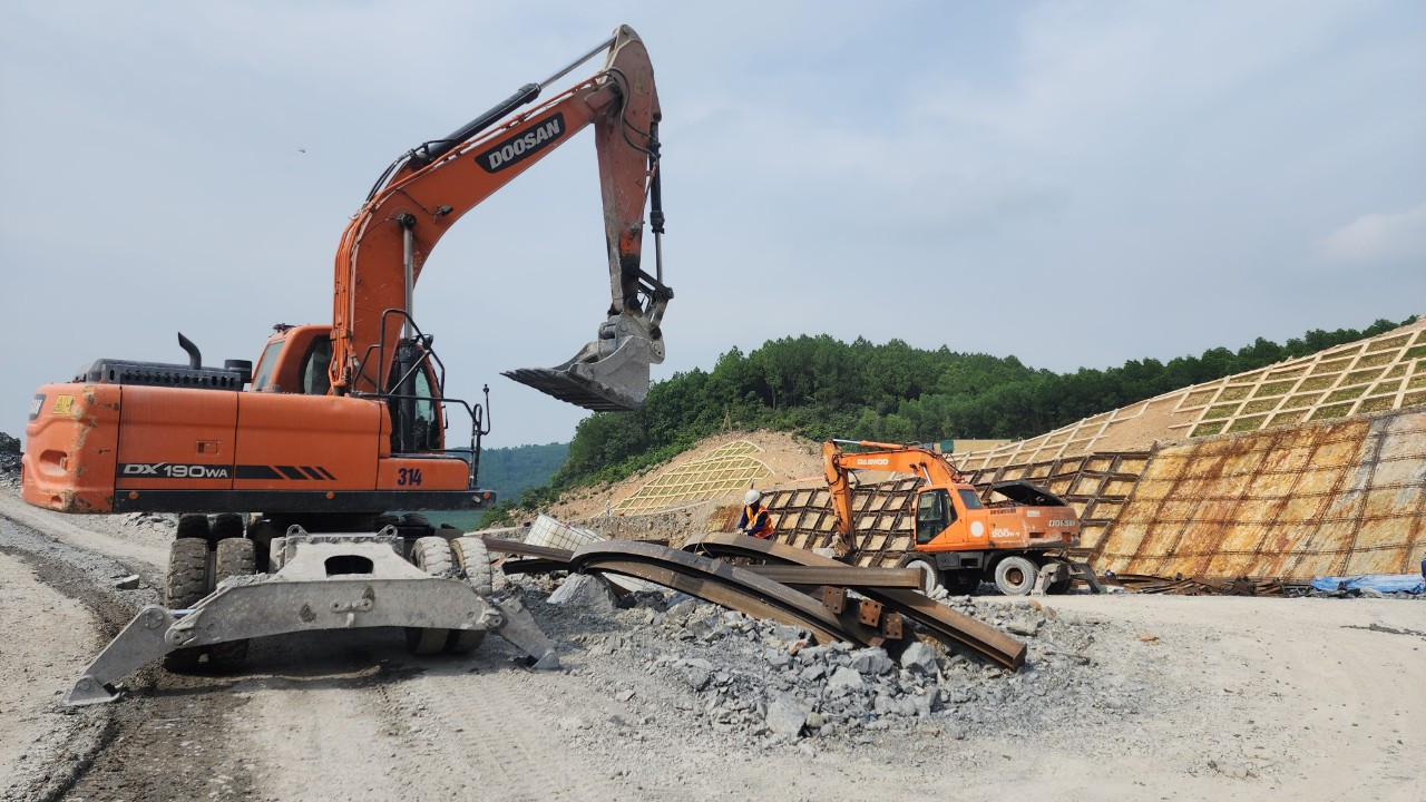 Thời điểm chúng tôi có mặt, hàng trăm công nhân đang hối hả làm việc trên công trường. Bên ngoài, máy móc, đất đá đang được công nhân vận chuyển đi nơi khác. Thời điểm chúng tôi có mặt, hàng trăm công nhân đang hối hả làm việc trên công trường. Bên ngoài, máy móc, đất đá đang được công nhân vận chuyển đi nơi khác.