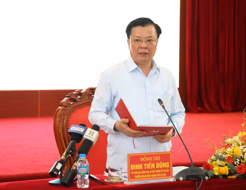 Bí thư Thành ủy Hà Nội Đinh Tiến Dũng phát biểu tại buổi giao ban