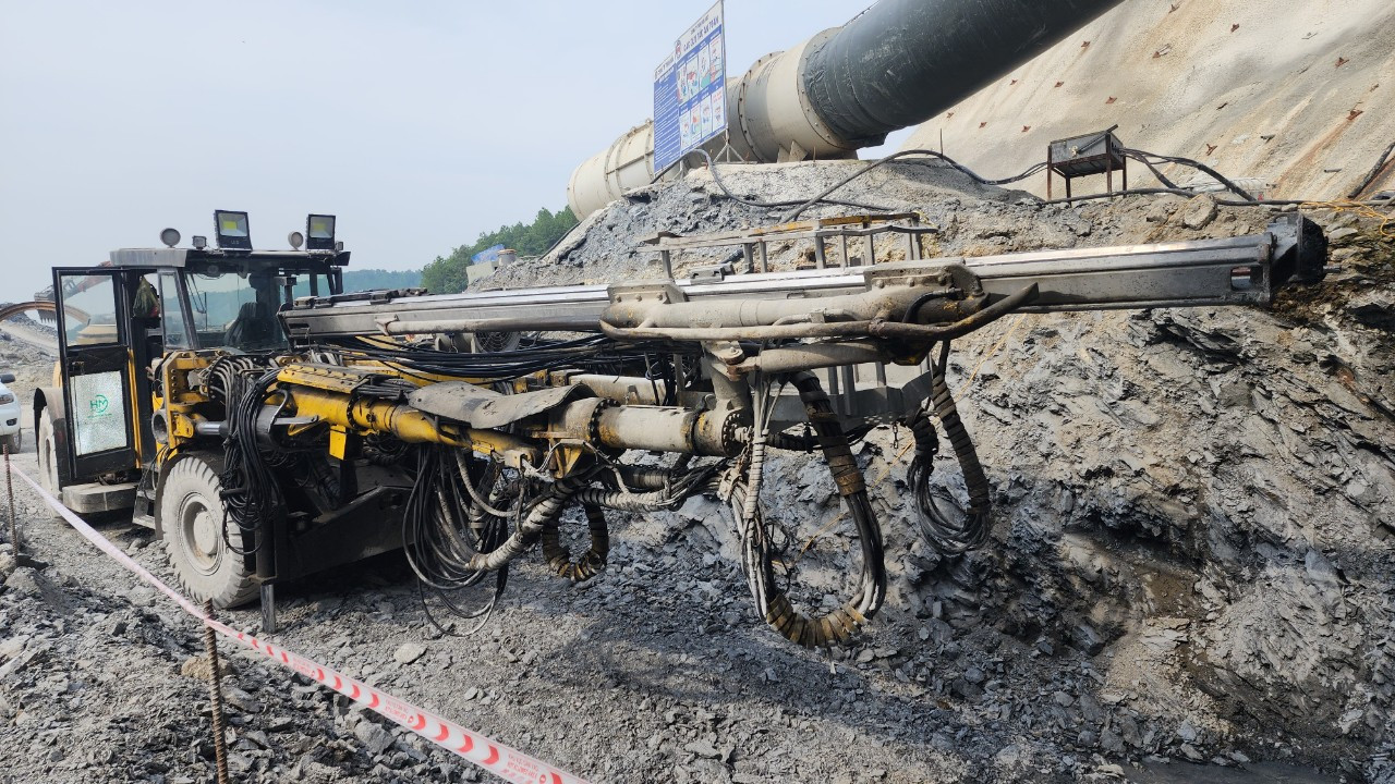 Máy móc làm việc trước cửa hầm Thần Vũ. Máy móc làm việc trước cửa hầm Thần Vũ.