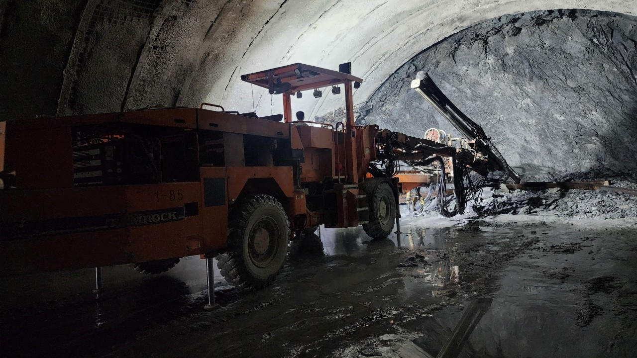 Công nhân đang tiến hành khoan sâu vào lòng núi. Công nhân đang tiến hành khoan sâu vào lòng núi.