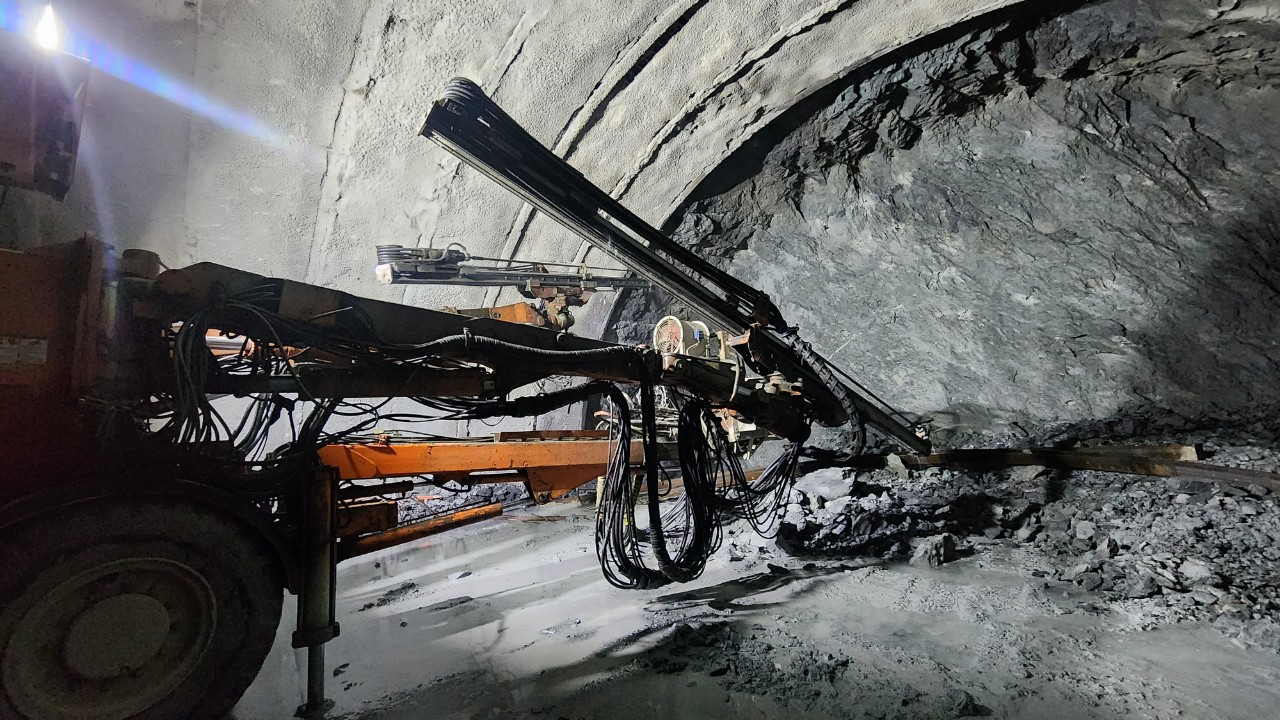 Mỗi ngày, công nhân khoan sâu vào núi được khoảng 3 m. Với tiến độ như hiện nay, dự kiến khoảng 1 tháng nữa sẽ thông hầm. Mỗi ngày, công nhân khoan sâu vào núi được khoảng 3 m. Với tiến độ như hiện nay, dự kiến khoảng 1 tháng nữa sẽ thông hầm.