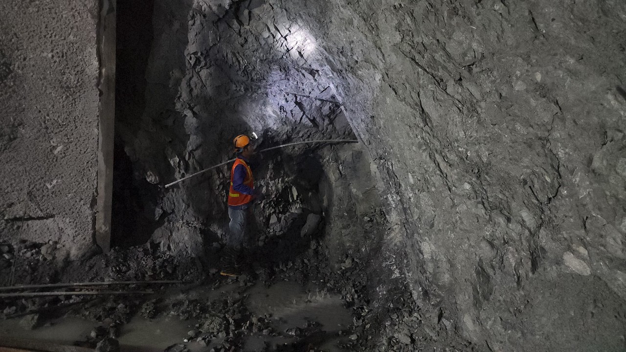 Công nhân tiến hành thăm dò địa chất trong lòng núi. Dự kiến tháng 5/2024 sẽ hoàn thiện cơ bản được hầm Thần Vũ theo đúng tiến độ. Công nhân tiến hành thăm dò địa chất trong lòng núi. Dự kiến tháng 5/2024 sẽ hoàn thiện cơ bản được hầm Thần Vũ theo đúng tiến độ.