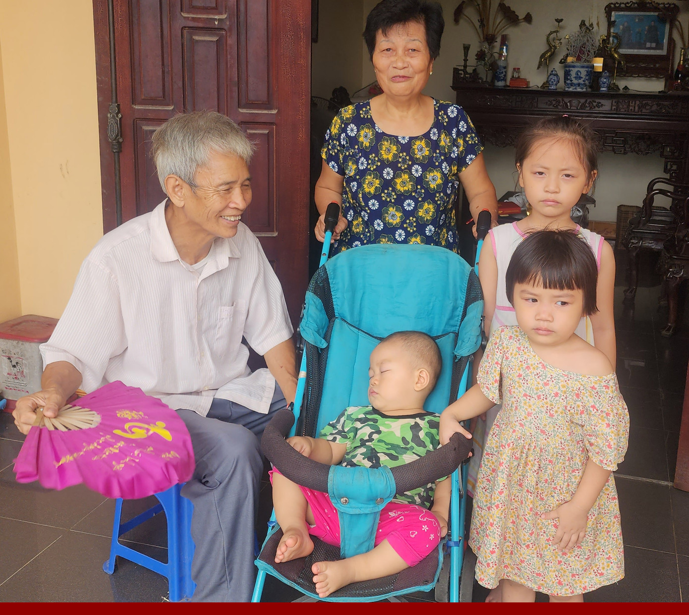 Vợ chồng ông Nguyễn Quang Bích chăm sóc các cháu.