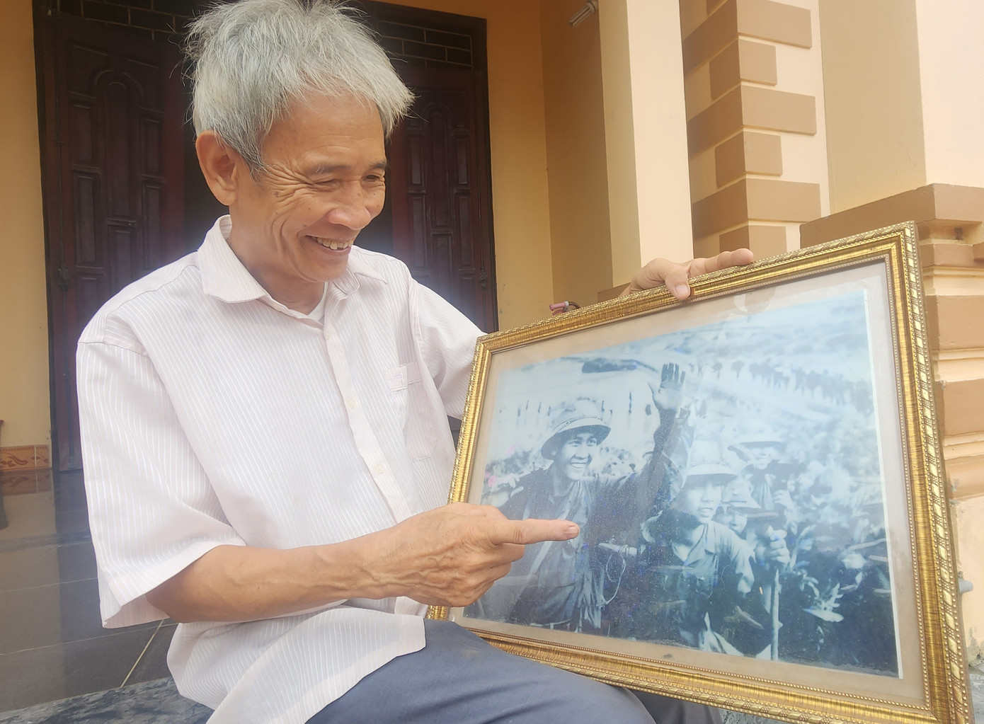 Ông Nguyễn Quang Bích bên tấm hình chụp của mình.