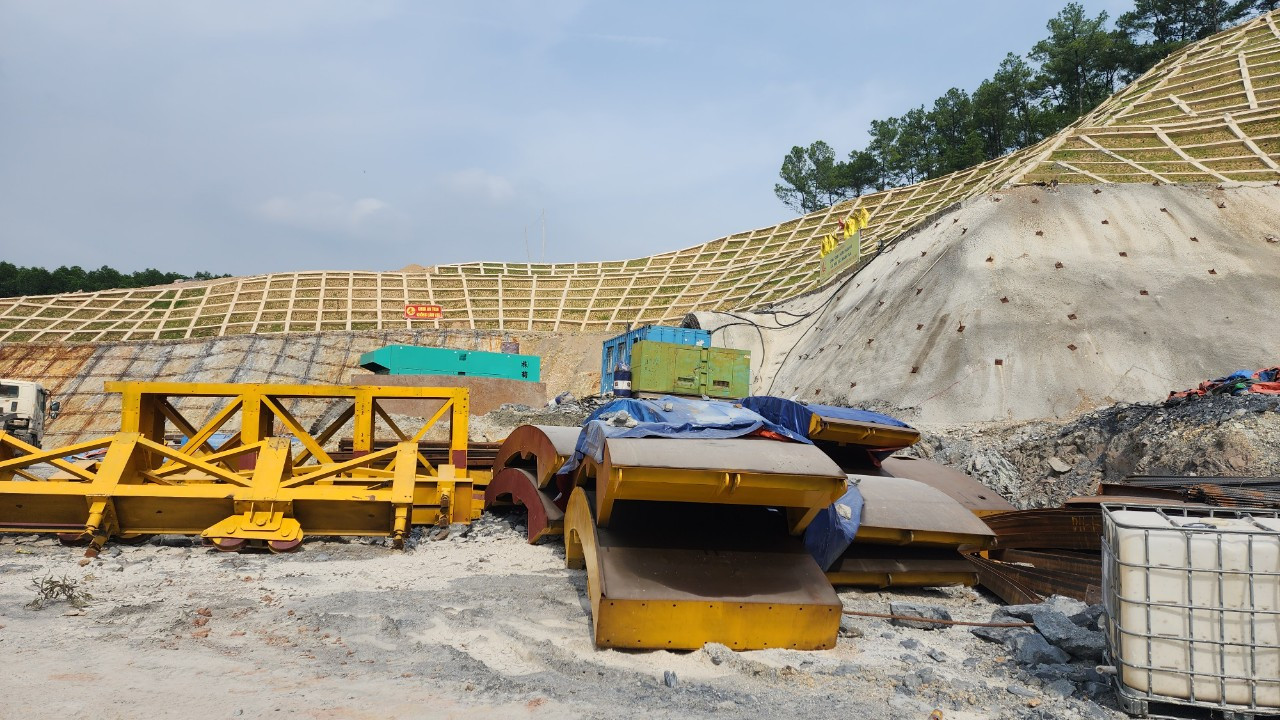 Để đảm bảo tiến độ, từ nhiều ngày qua, đơn vị thi công đã tăng ca đến 22h hàng ngày. Để đảm bảo tiến độ, từ nhiều ngày qua, đơn vị thi công đã tăng ca đến 22h hàng ngày.