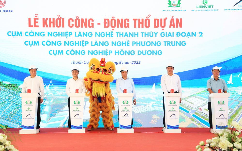 Các đại biểu thực hiện nghi thức khởi công 3 dự án Cụm công nghiệp trên địa bàn huyện Thanh Oai