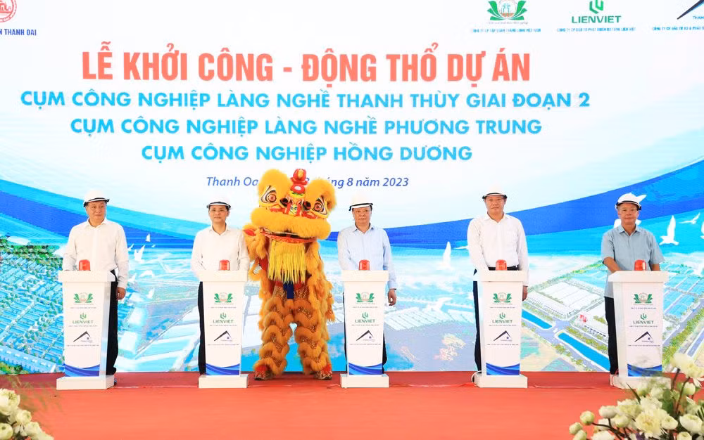 Các đại biểu thực hiện nghi thức khởi công 3 dự án Cụm công nghiệp trên địa bàn huyện Thanh Oai