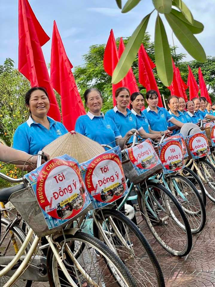 Các đội tuyên truyền lưu động tại Gia Lâm thể hiện bằng những hình ảnh rất sinh động, bắt mắt. Các đội tuyên truyền lưu động tại Gia Lâm thể hiện bằng những hình ảnh rất sinh động, bắt mắt.