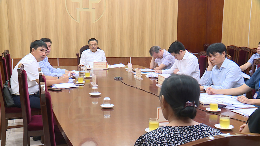 Chủ tịch UBND thành phố Hà Nội Trần Sỹ Thanh tiếp công dân ngày 15/8 (ảnh Thủy Tiên) Chủ tịch UBND thành phố Hà Nội Trần Sỹ Thanh tiếp công dân ngày 15/8 (ảnh Thủy Tiên)