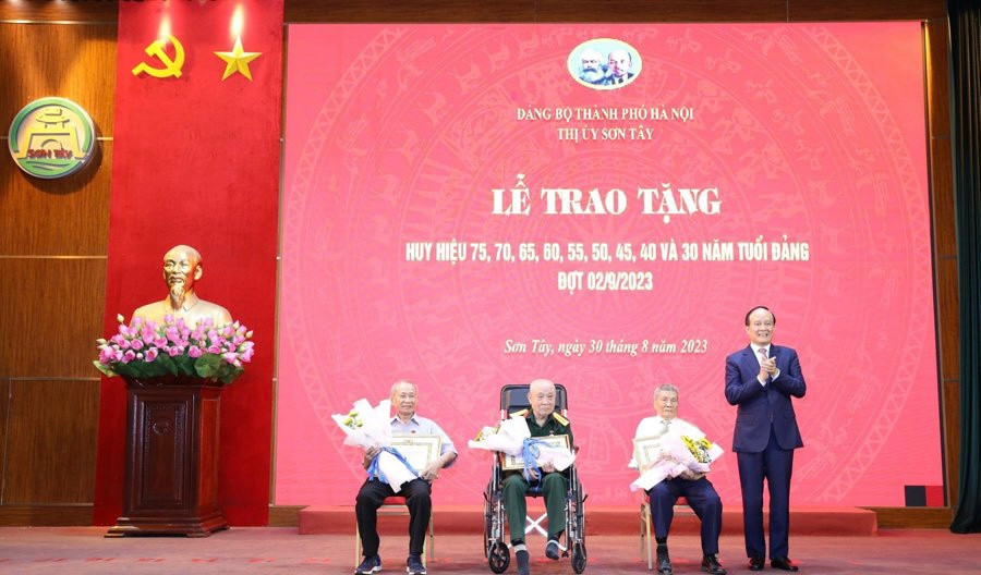 Phó Bí thư, Chủ tịch HĐND TP. Hà Nội Nguyễn Ngọc Tuấn trao tặng Huy hiệu 70, 75 năm tuổi Đảng cho các lão thành cách mạng