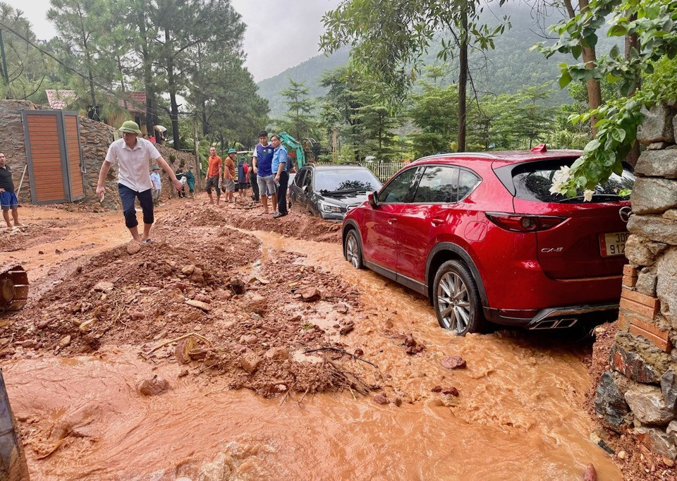Hiện trường vụ xói lở đất ở Đội 5 làm ảnh hưởng đến nhiều phương tiện giao thông.