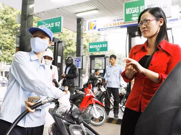 Petrolimex trả thù lao cho đại lý, tổng đại lý vượt chi phí kinh doanh định mức. Ảnh: Hồng Vĩnh