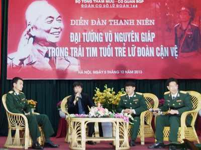 Từ trái qua, Bí thư Chi đoàn Đại đội 1 Vũ Khắc Trình, phóng viên Nguyễn Minh và Đại tá Vũ Xuân Tiến tại diễn đàn. Từ trái qua, Bí thư Chi đoàn Đại đội 1 Vũ Khắc Trình, phóng viên Nguyễn Minh và Đại tá Vũ Xuân Tiến tại diễn đàn