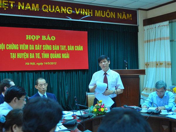 Thứ trưởng Bộ Y tế Nguyễn Thanh Long (đứng) dặn báo chí đừng hỏi chuyên gia nước ngoài. Thứ trưởng Bộ Y tế Nguyễn Thanh Long (đứng) dặn báo chí đừng hỏi chuyên gia nước ngoài