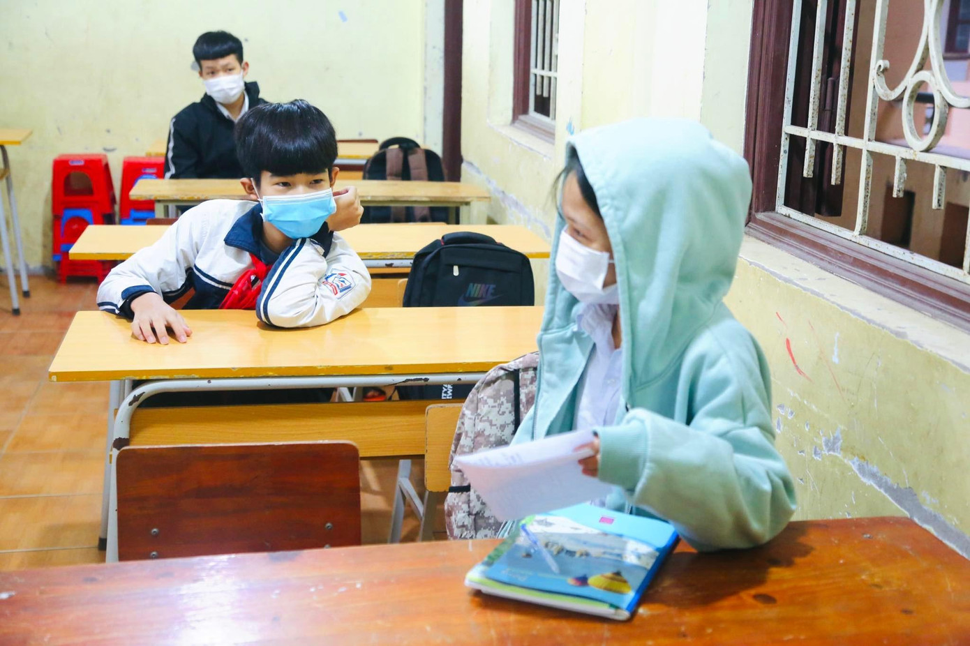 Bạn bè lâu ngày gặp nhau nên khá vui vẻ, nhưng các em vẫn giữ khoảng cách an toàn