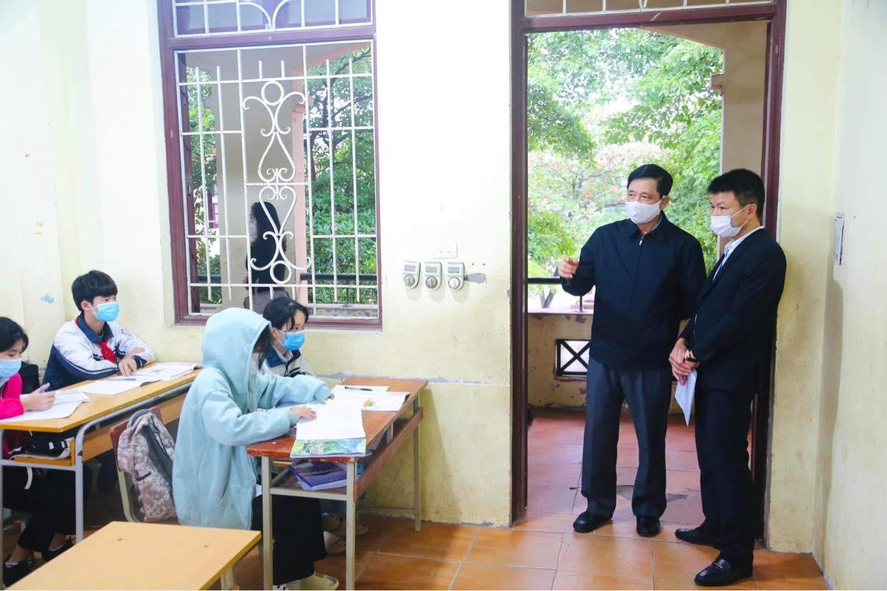 Phó giám đốc Sở GD&amp;ĐT Hà Nội Phạm Xuân Tiến kiểm tra hoạt động dạy học của trường trong ngày đầu học sinh đi học.