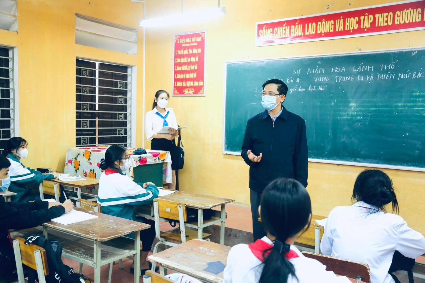 Ông Phạm Xuân Tiến- Phó GĐ Sở GD&amp;ĐT Hà Nội động viên thầy cô, học sinh