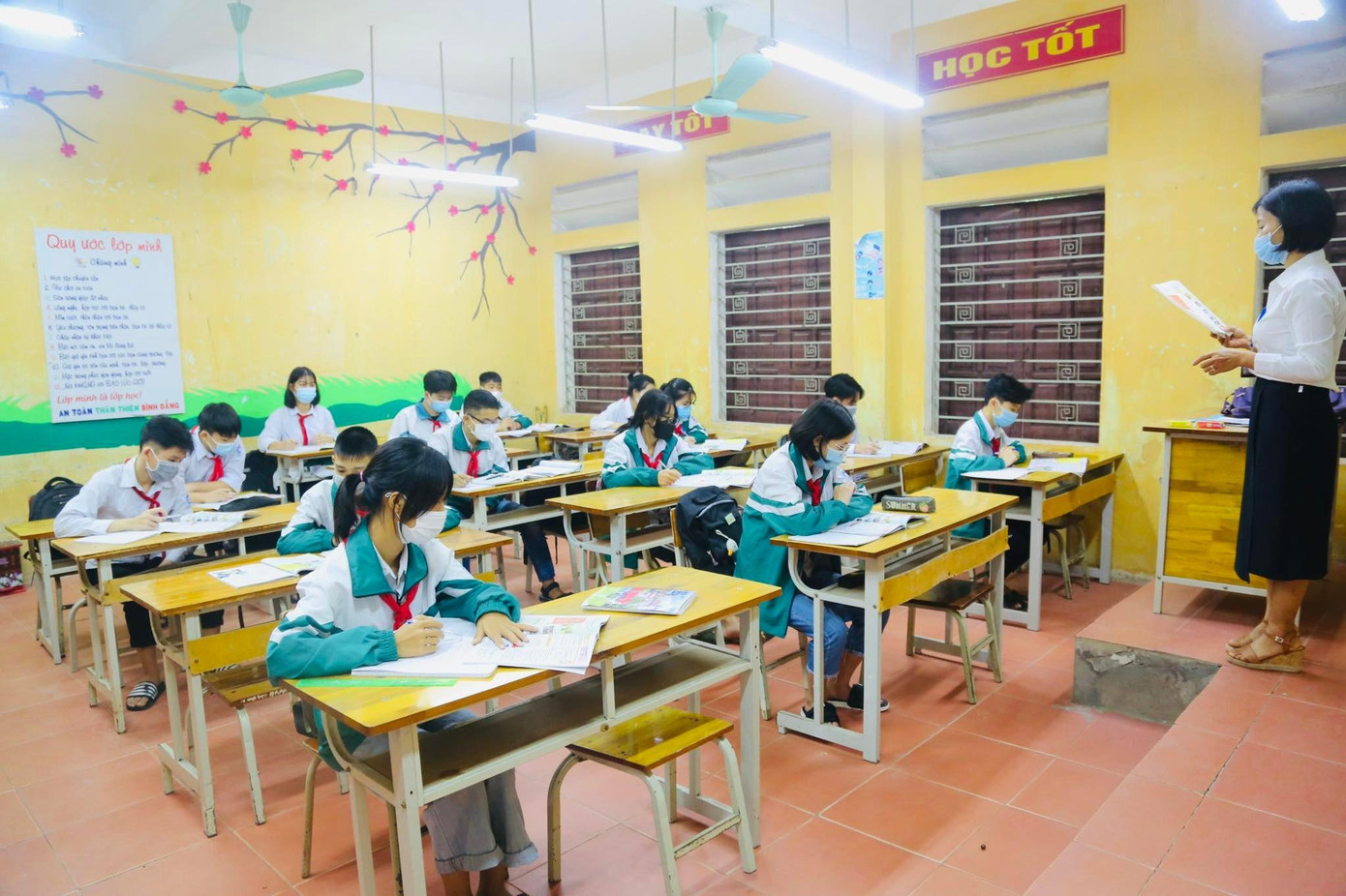 Học sinh Trường THCS Thái Hoà trong buổi học sáng 8/11