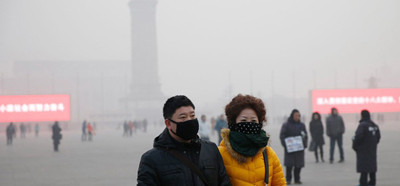 Người dân Bắc Kinh trong bầu không khí ô nhiễm ngày 28-2