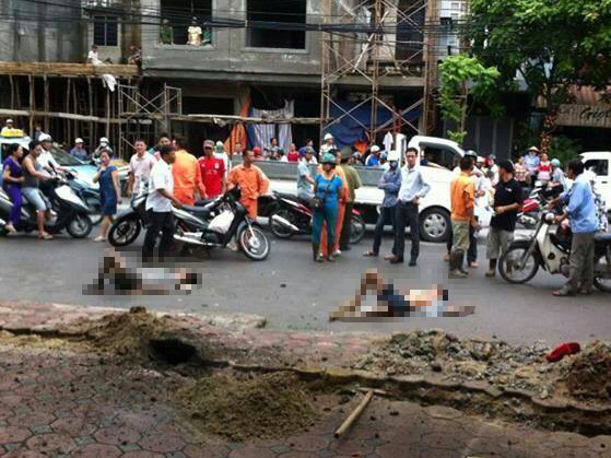 Hai công nhân bị điện giật nằm trên đường. Ảnh: CTV. Hai công nhân bị điện giật nằm trên đường. Ảnh: CTV