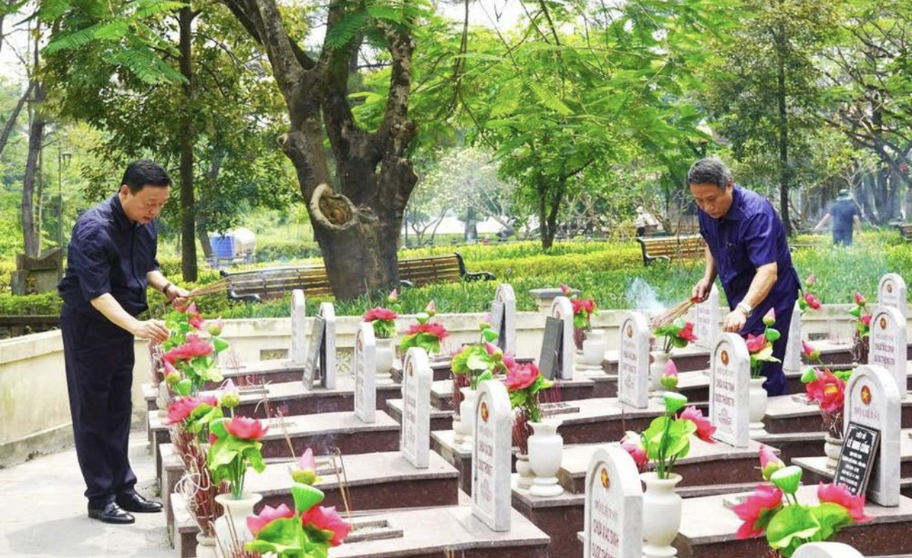Phó Thủ tướng Chính phủ Trần Hồng Hà thắp hương ở Nghĩa trang Liệt sĩ Quốc gia Trường Sơn