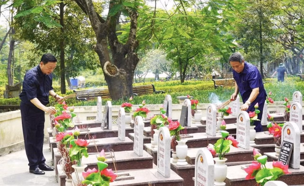 Phó Thủ tướng Chính phủ Trần Hồng Hà thắp hương ở Nghĩa trang Liệt sĩ Quốc gia Trường Sơn