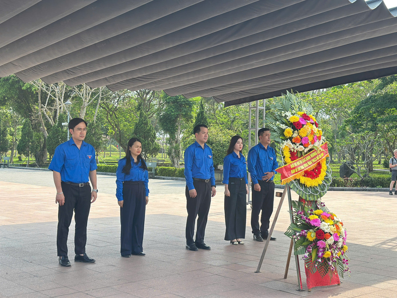 Dâng hoa tưởng nhớ các Anh hùng liệt sĩ ở Nghĩa trang Liệt sĩ Quốc gia Đường 9. Ảnh: Dạ Ngân