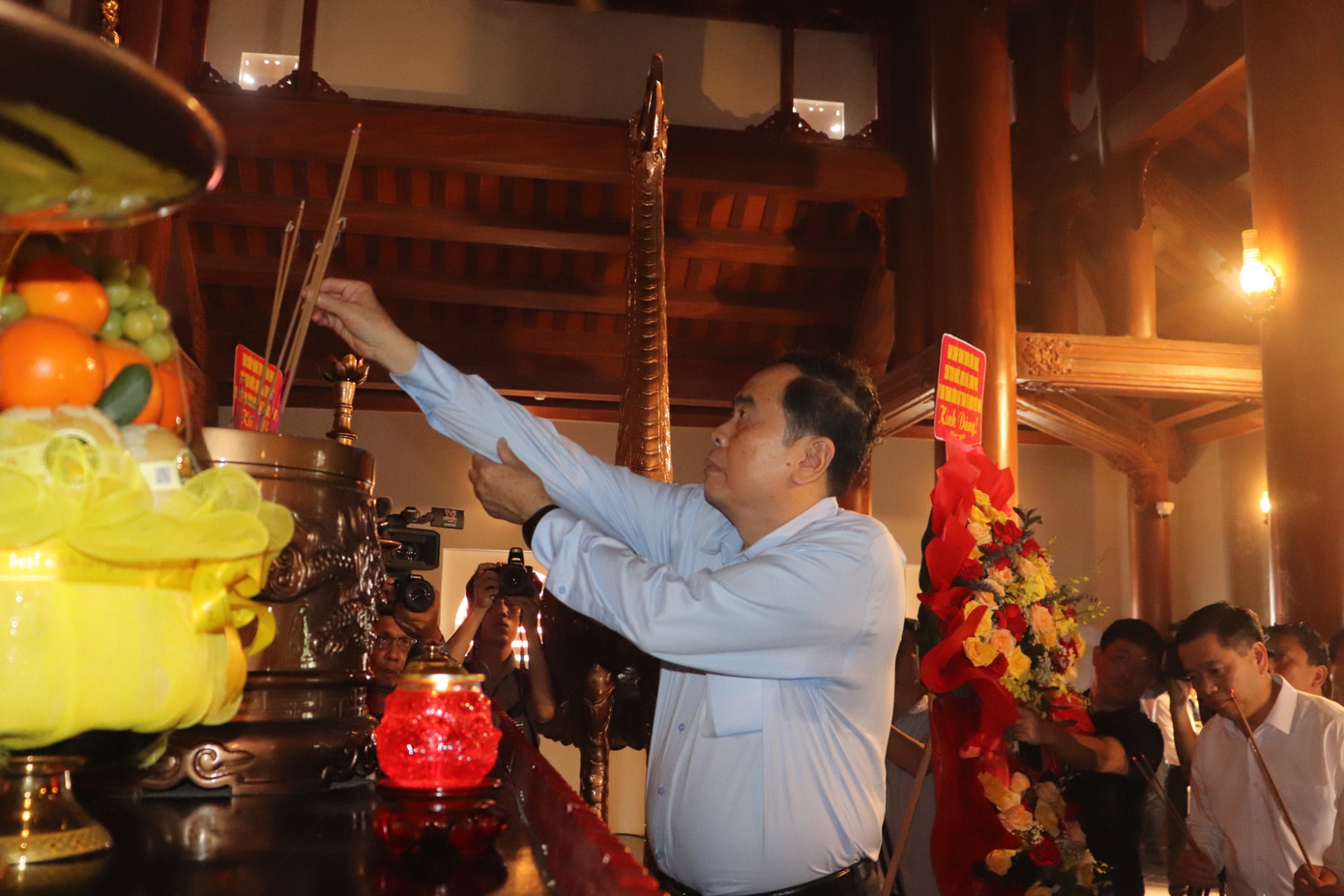 Chủ tịch Quốc hội Trần Thanh Mẫn dâng hương tưởng niệm Tổng Bí thư Lê Duẩn