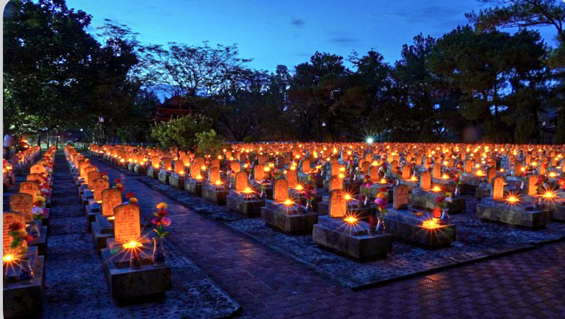 Thắp nến tri ân ở Nghĩa trang Liệt sĩ Quốc gia Trường Sơn Thắp nến tri ân ở Nghĩa trang Liệt sĩ Quốc gia Trường Sơn