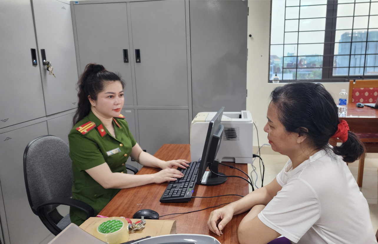 Đối tượng Nguyễn Thị Dung tại cơ quan Công an Đối tượng Nguyễn Thị Dung tại cơ quan Công an