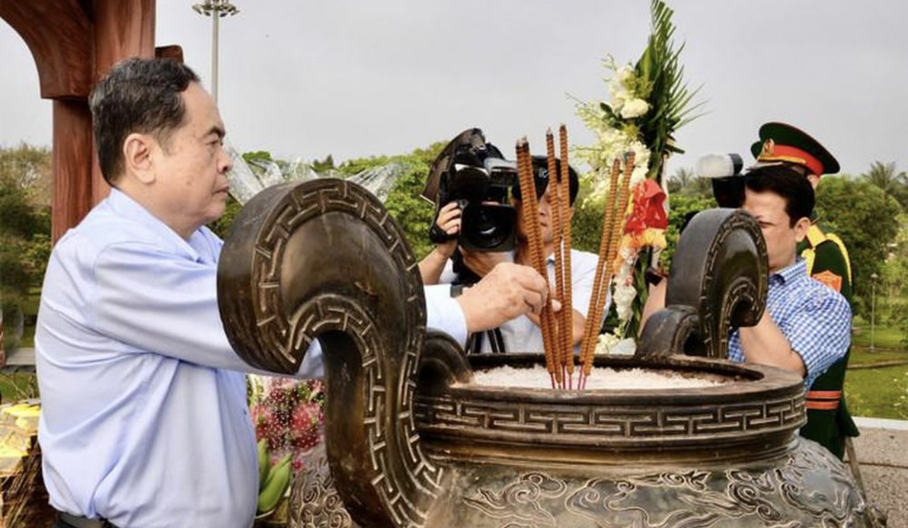 Chủ tịch Quốc hội Trần Thanh Mẫn dâng hương tưởng niệm các Anh hùng liệt sĩ tại Khu di tích Quốc gia đặc biệt Thành cổ Quảng Trị