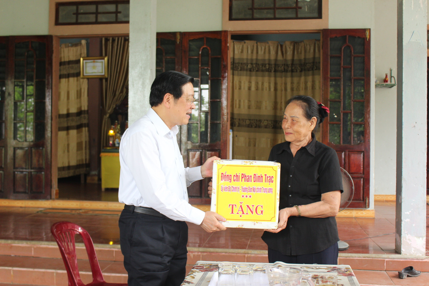 Trưởng Ban Nội chính Trung ương Phan Đình Trạc thăm, tặng quà cho thân nhân Anh hùng lực lượng vũ trang Dương Bá Quy