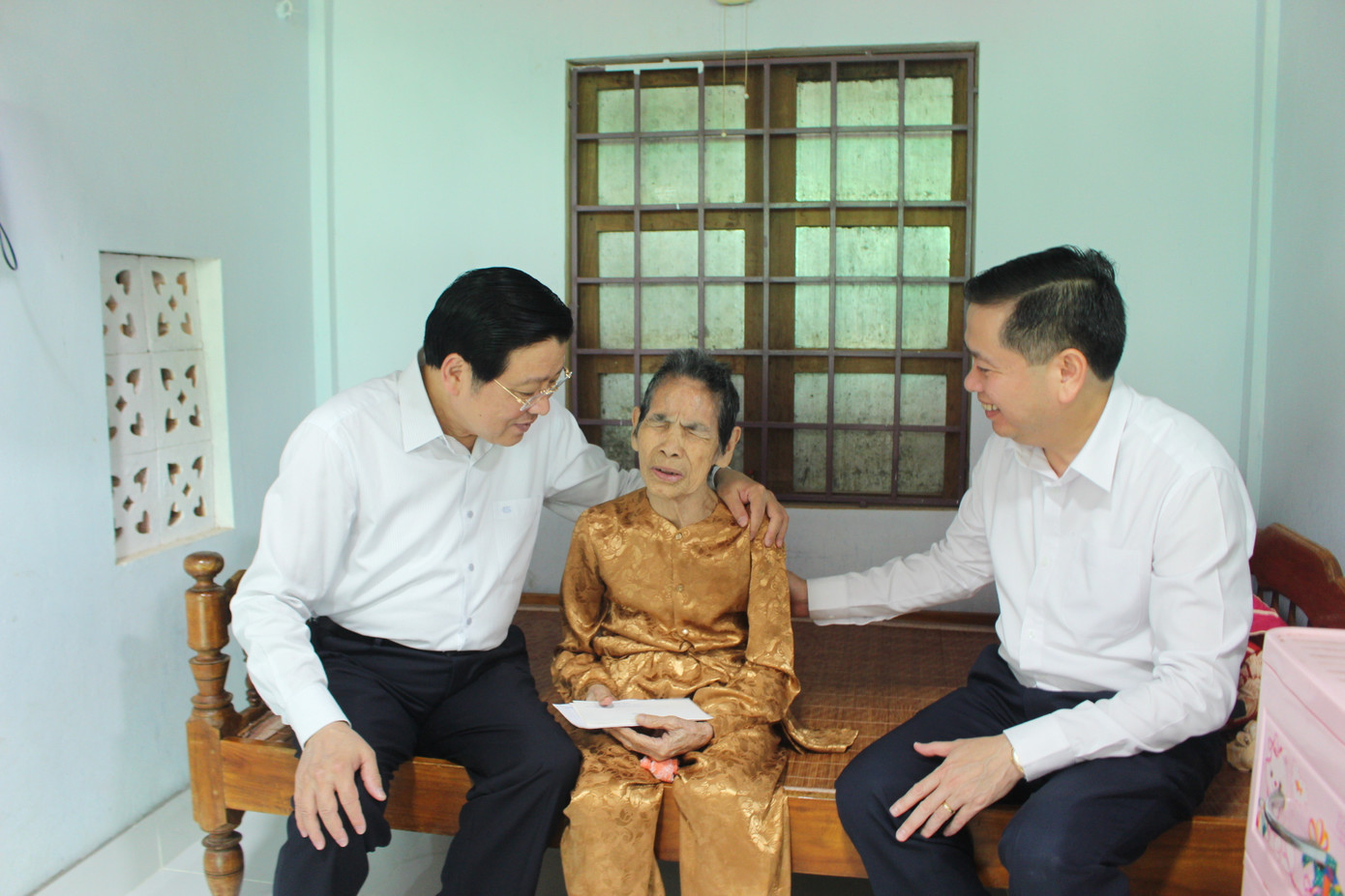 Trưởng Ban Nội chính Trung ương Phan Đình Trạc, Bí thư Tỉnh ủy Quảng Trị Nguyễn Long Hải thăm hỏi, động viên Mẹ Việt Nam anh hùng Nguyễn Thị Nậy